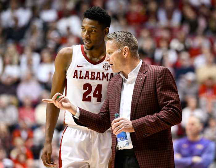 Alabama coach Nate Oats talks through a play with Brandon Miller.